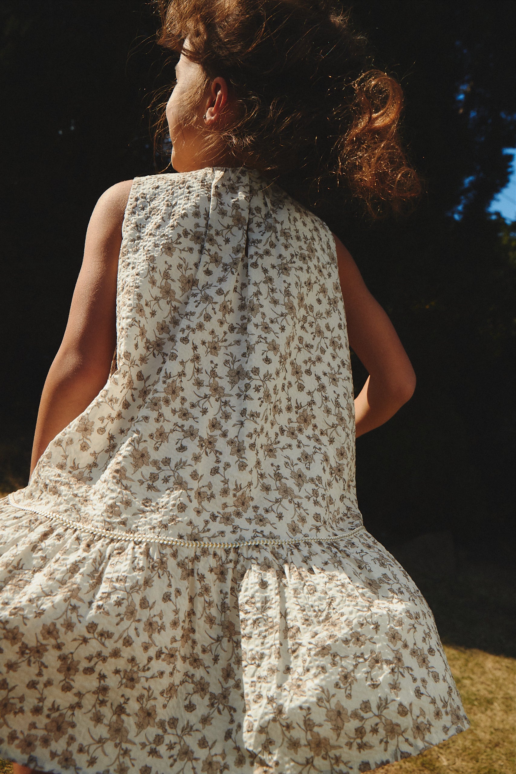 Luxury | 女童 Floral 優雅繁花背心洋裝 | 小圓領 織帶 細摺