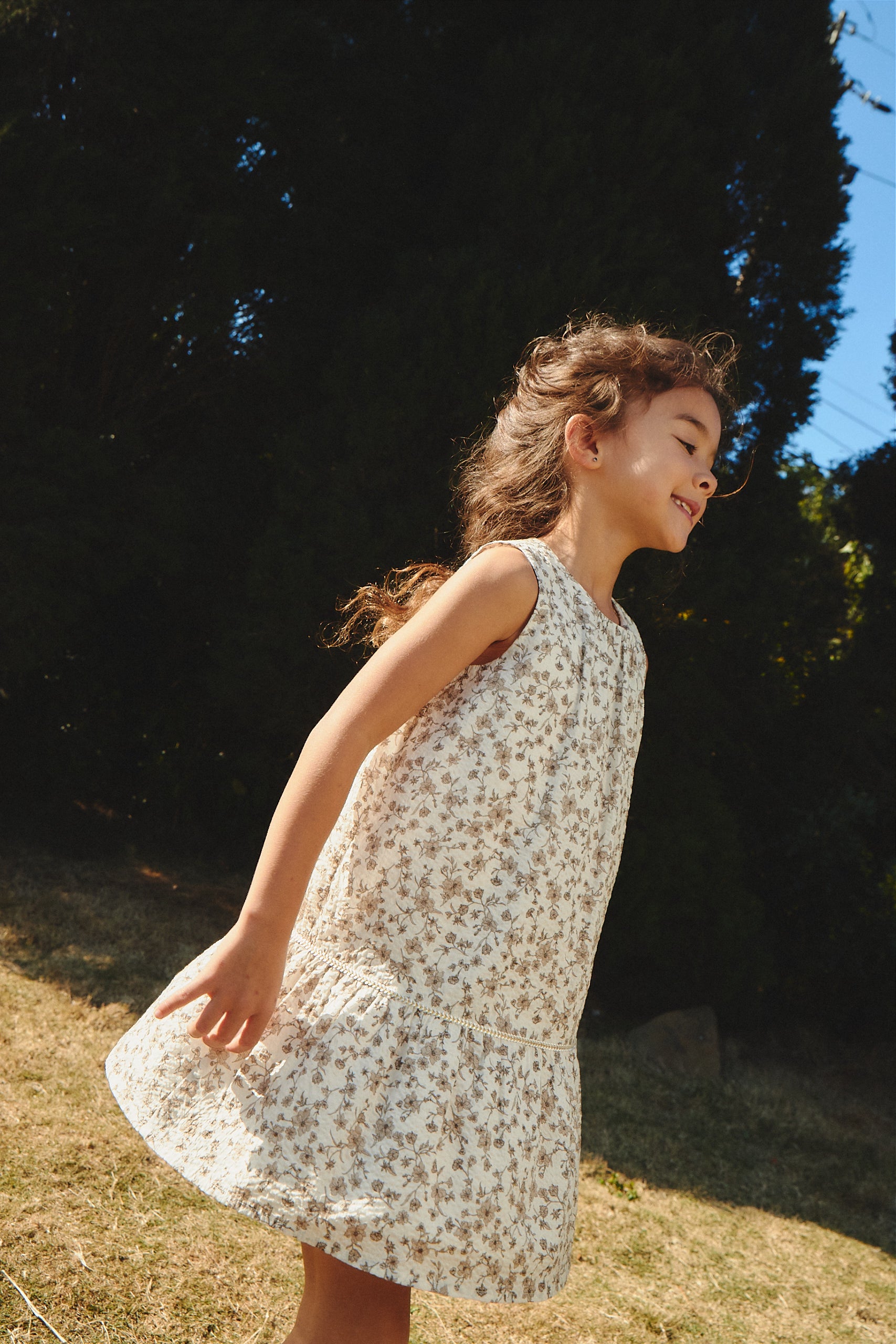 Luxury | 女童 Floral 優雅繁花背心洋裝 | 小圓領 織帶 細摺