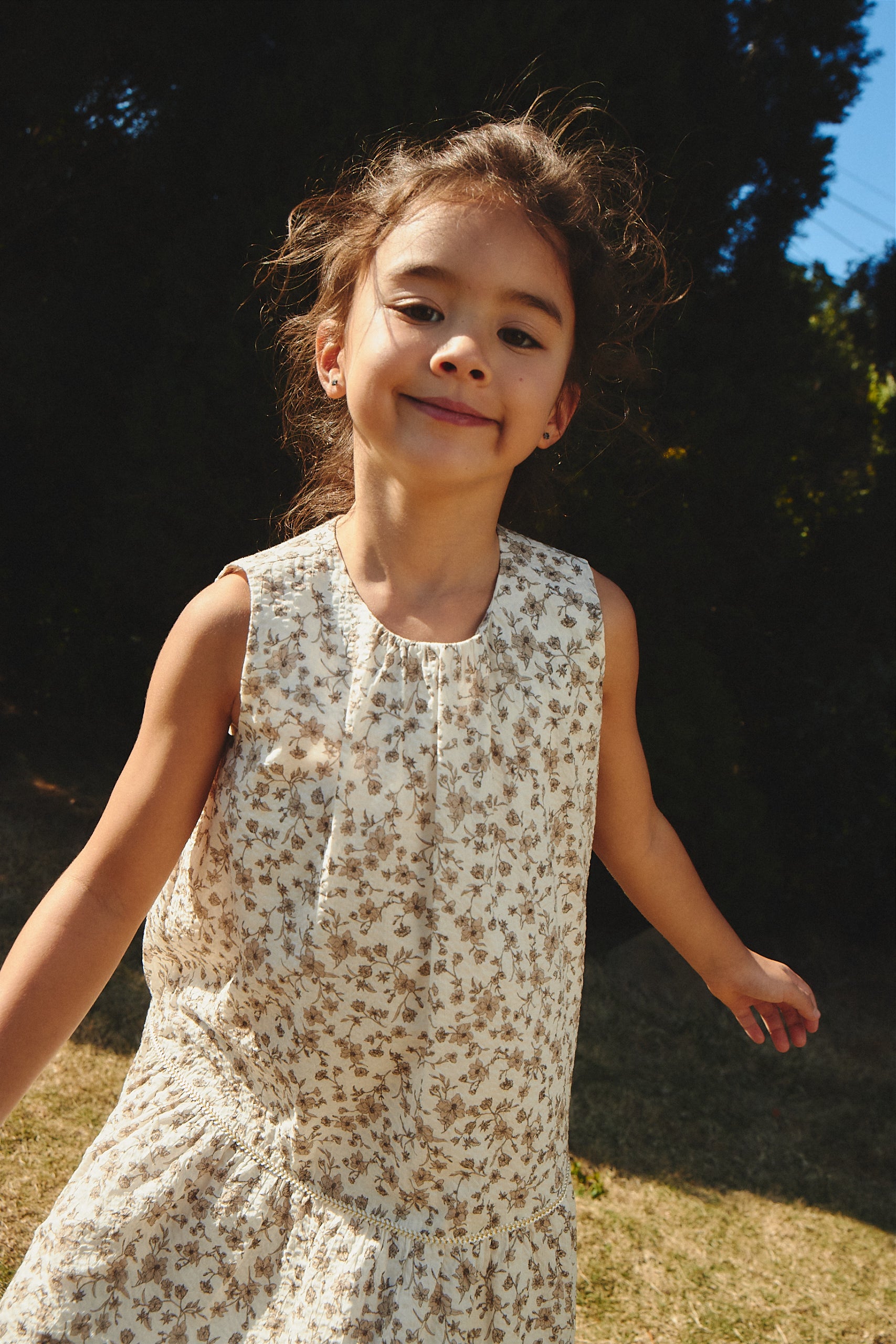 Luxury | 女童 Floral 優雅繁花背心洋裝 | 小圓領 織帶 細摺