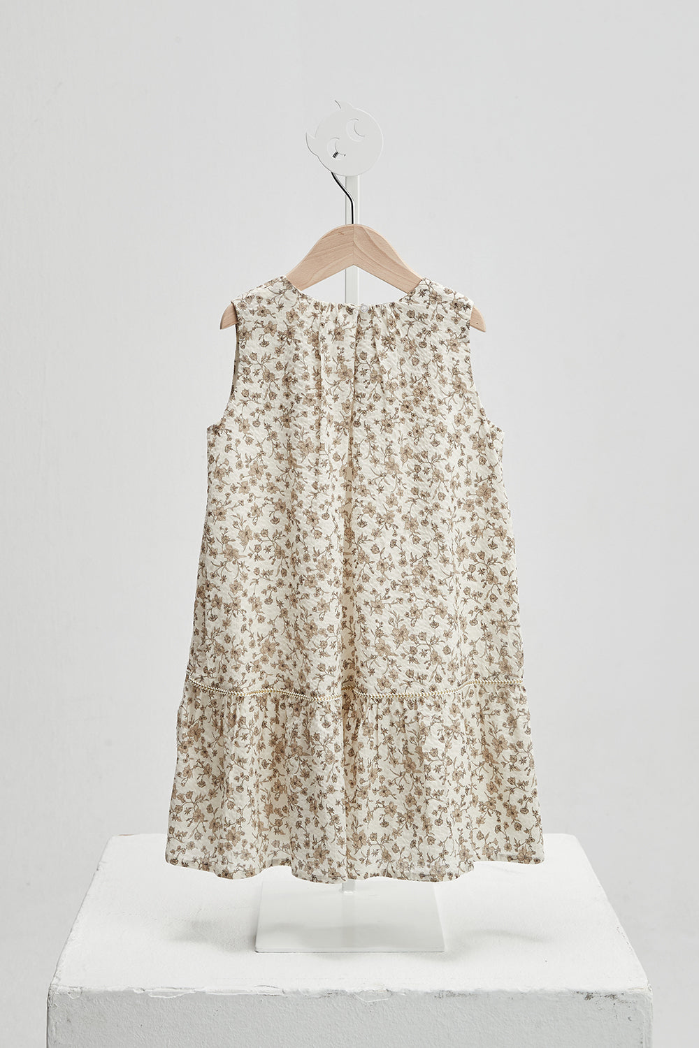 Luxury | 女童 Floral 優雅繁花背心洋裝 | 小圓領 織帶 細摺