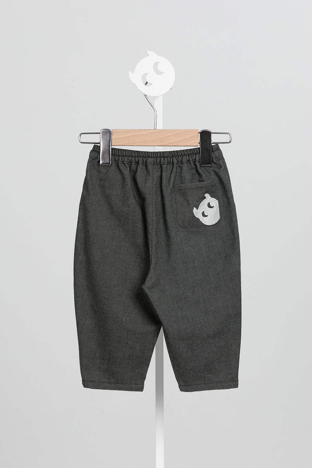 【預購】Main | 幼兒 Peekaboo刺繡繭型褲 | 小精靈 Logo 刺繡 繭型輪廓 | 100%有機棉