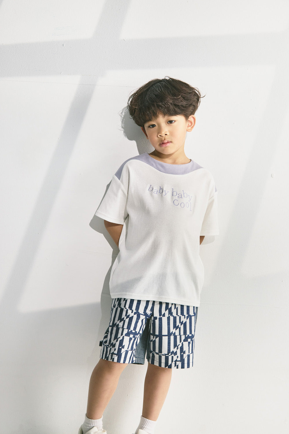 【預購】Main | 男童 Modern 拼接LOGO刺繡 立體剪裁T-shirt 上衣 | 100％有機棉