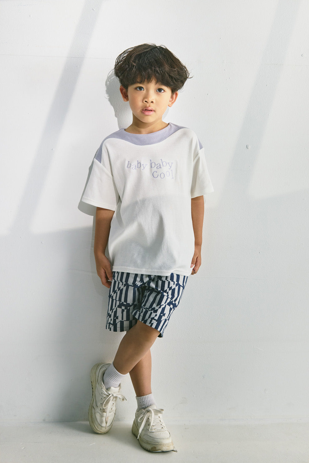 【預購】Main | 男童 Modern 拼接LOGO刺繡 立體剪裁T-shirt 上衣 | 100％有機棉