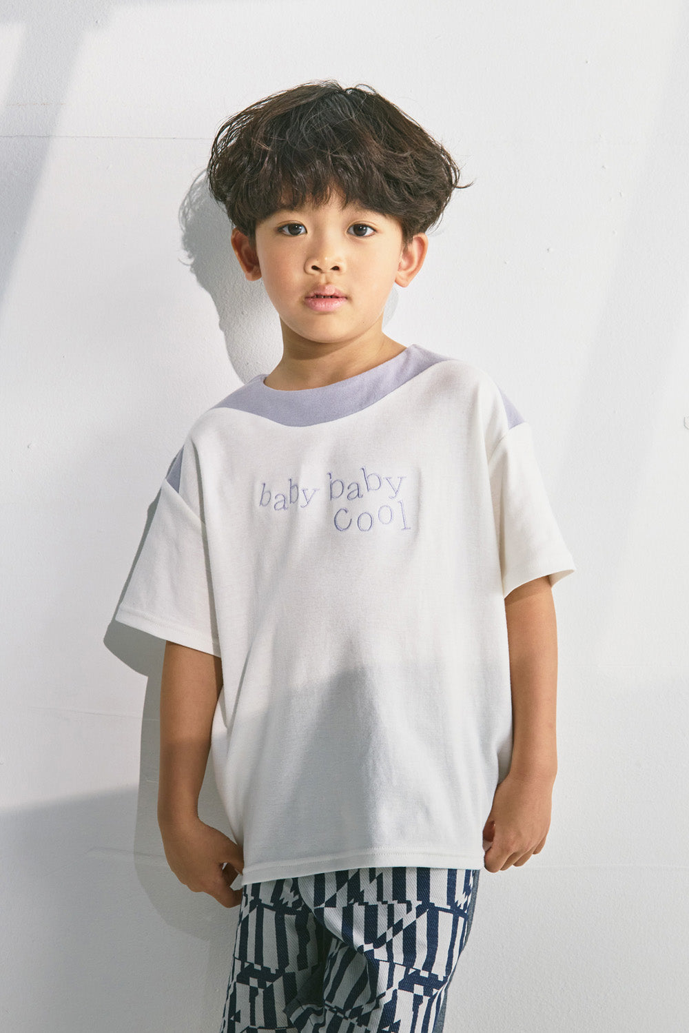 【預購】Main | 男童 Modern 拼接LOGO刺繡 立體剪裁T-shirt 上衣 | 100％有機棉