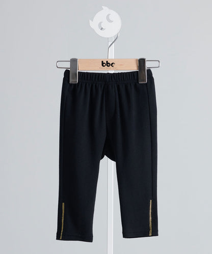 Modern zippered trousers