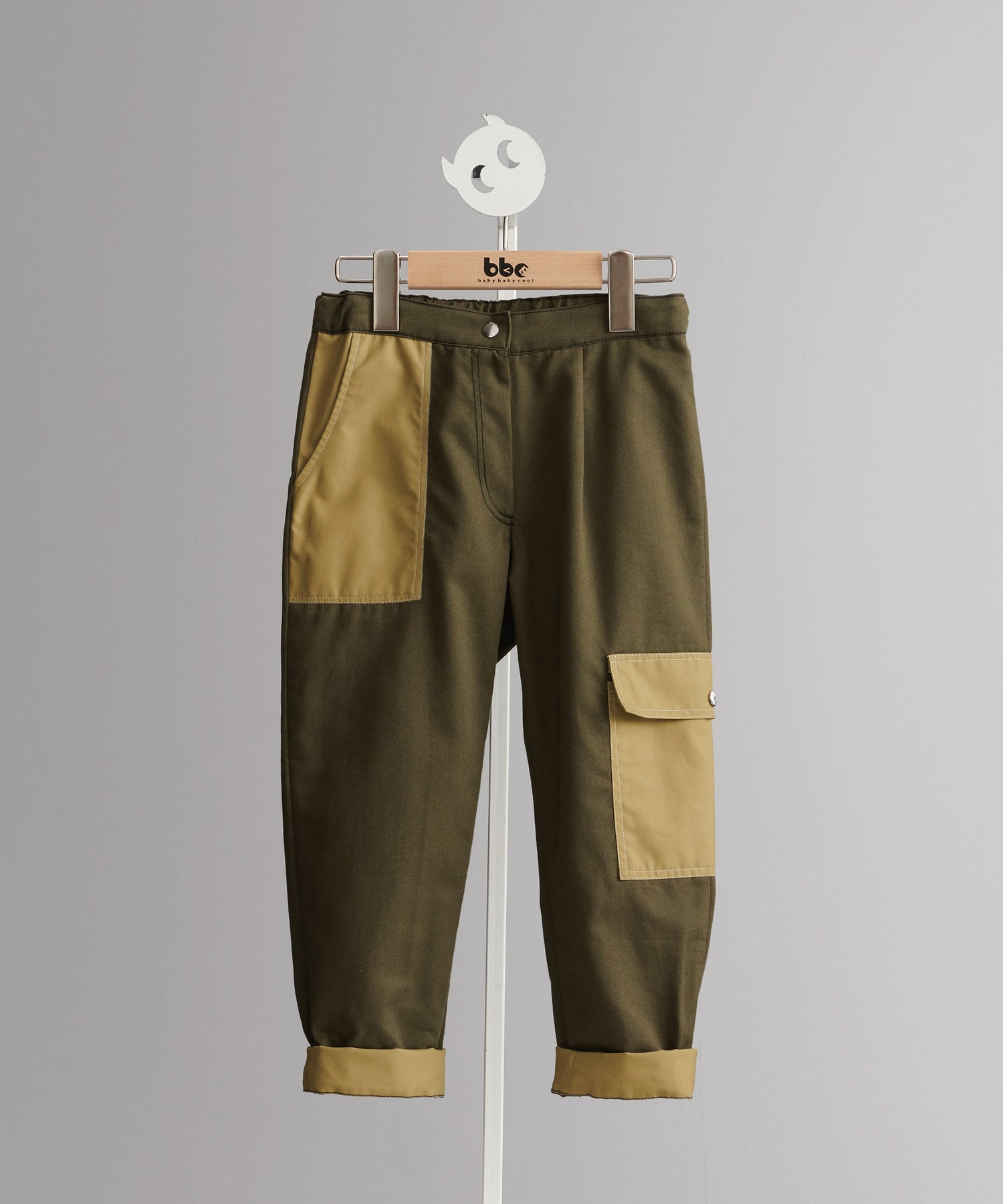 Straight-leg pants with large pockets