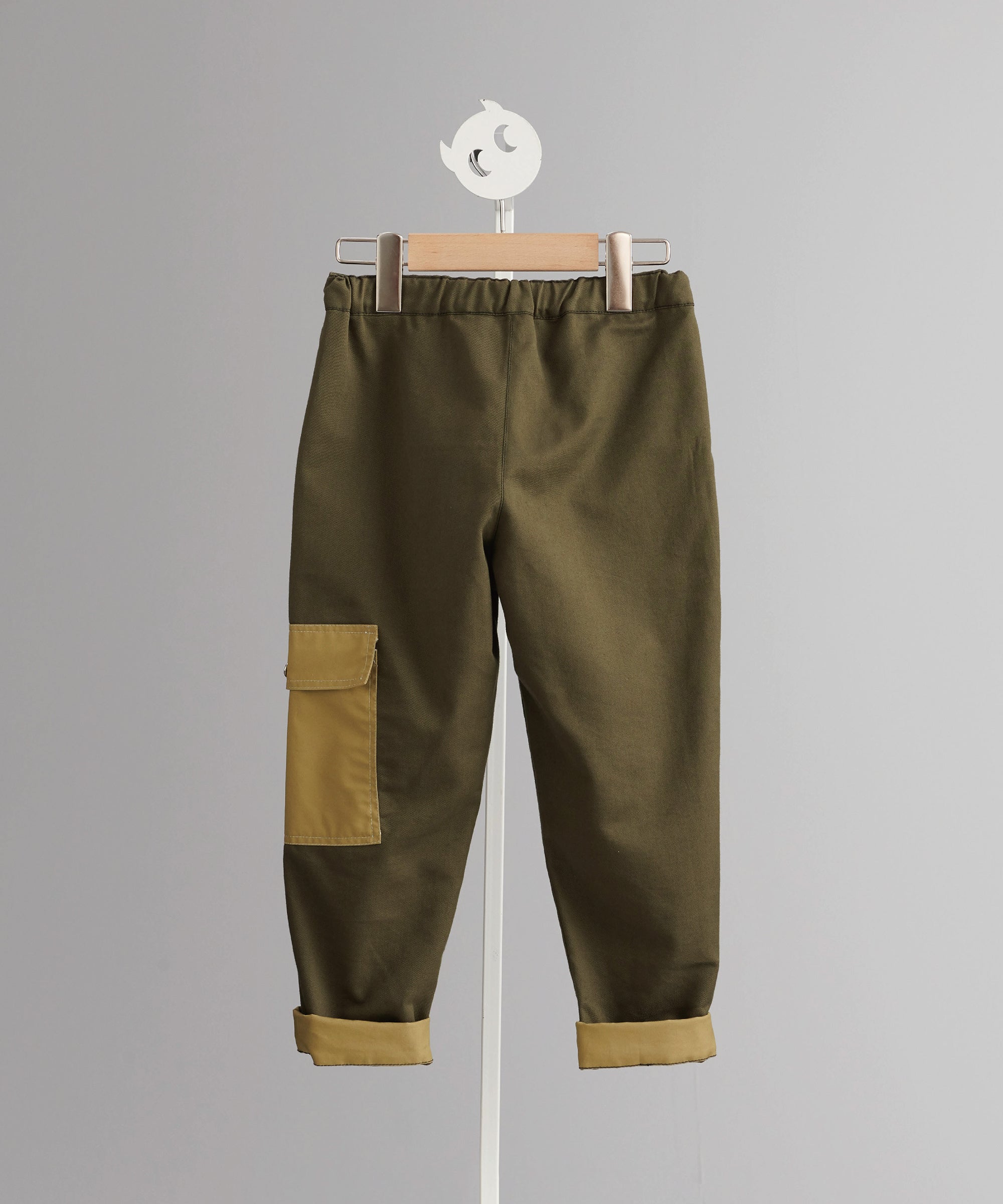 Straight-leg pants with large pockets